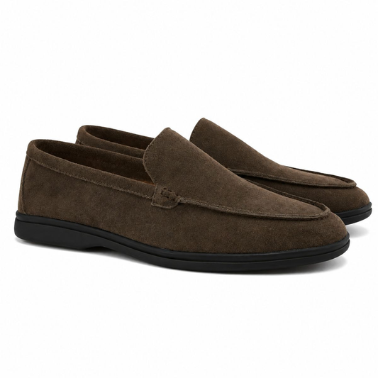 Hochwertige Wildleder-Loafer mit schwarzer Sohle
